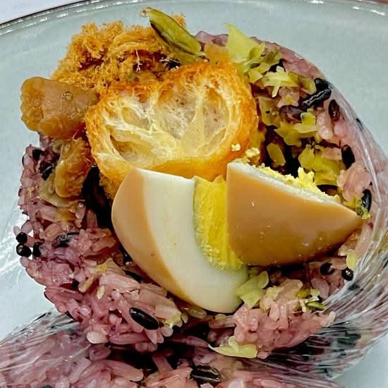 滷蛋飯糰Braised Rice Roll / Rouleau de riz braisé